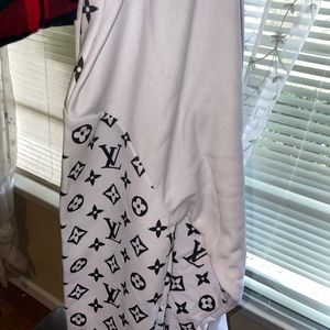 LV SWEATSHIRT GIFTED NEVER WORN 💕 message me if you have questions